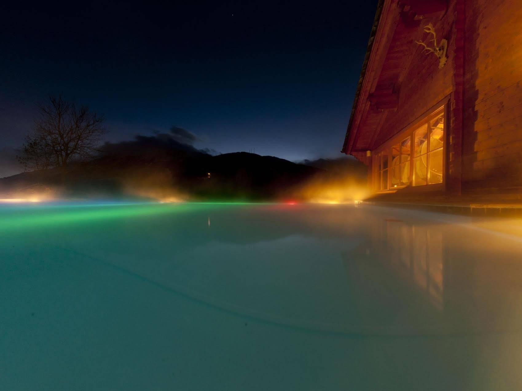 Qc Terme Grand Hotel Bagni Nuovi Bormio Exteriér fotografie The thermal lake of Bad Dürkheim
