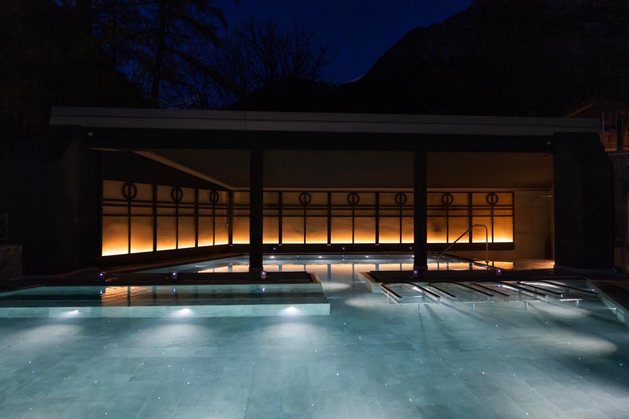Qc Terme Grand Hotel Bagni Nuovi Bormio Exteriér fotografie The outdoor pool at night