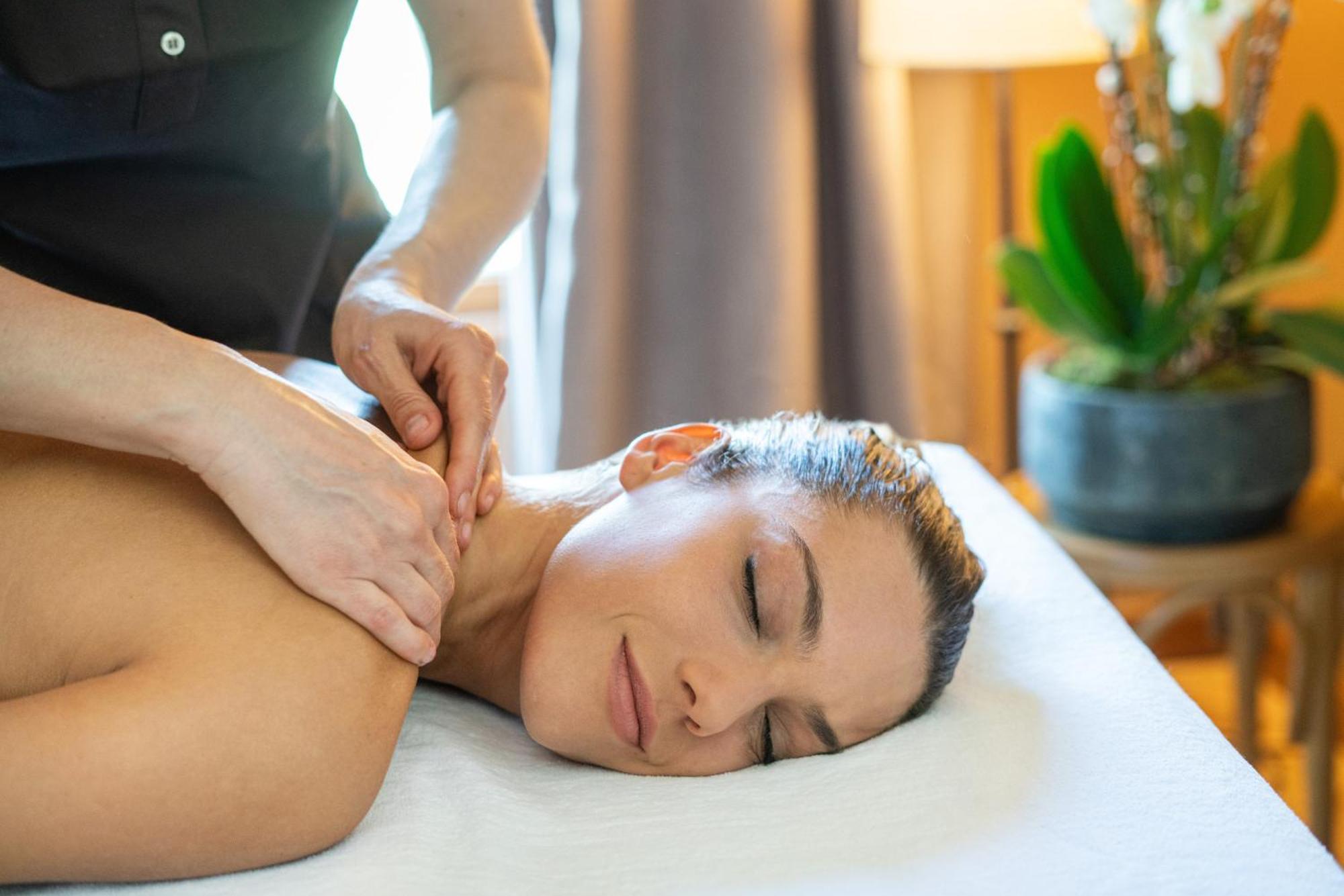 Qc Terme Grand Hotel Bagni Nuovi Bormio Exteriér fotografie A woman receiving a massage