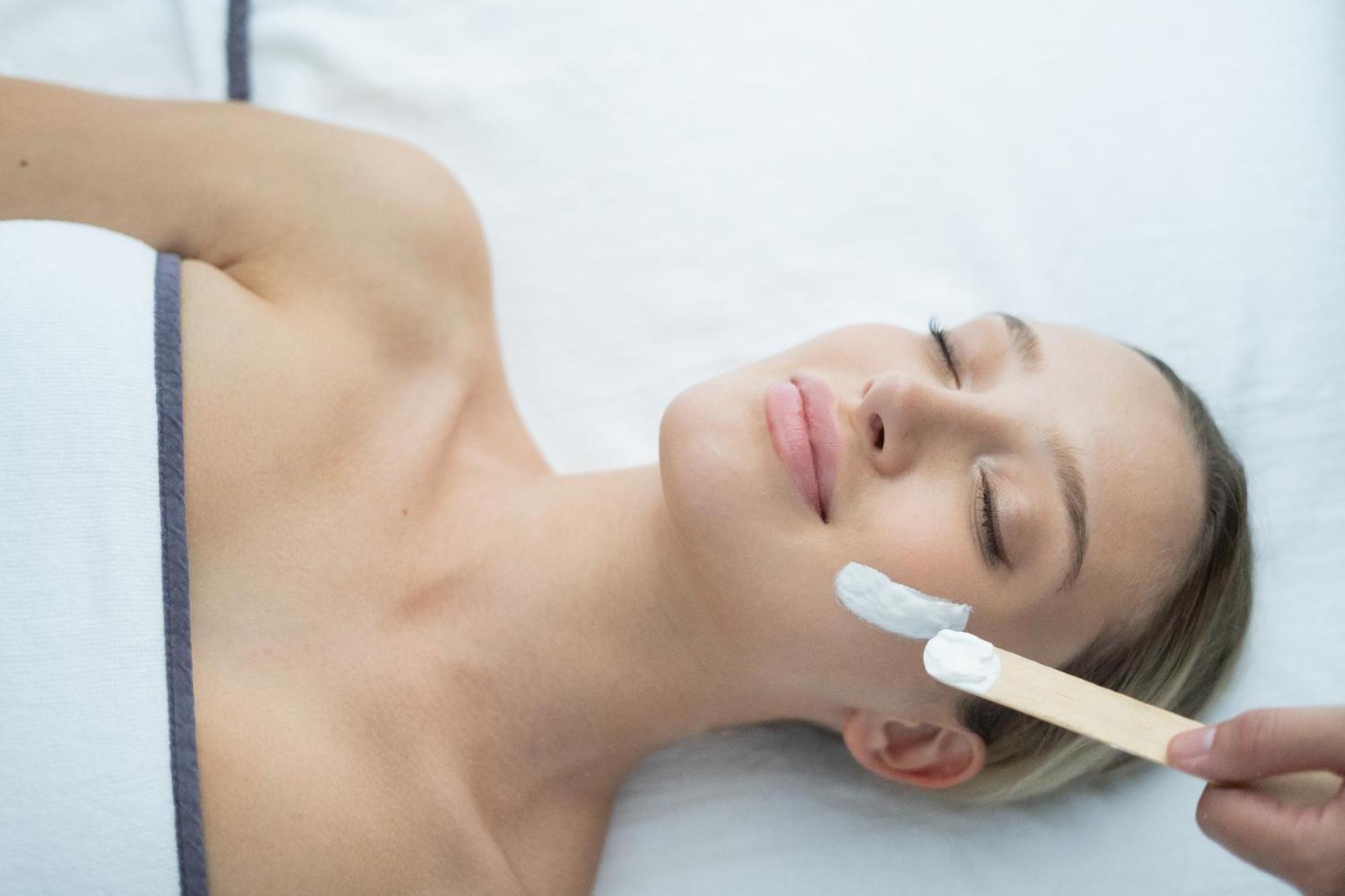 Qc Terme Grand Hotel Bagni Nuovi Bormio Exteriér fotografie A woman receiving a facial chemical peel