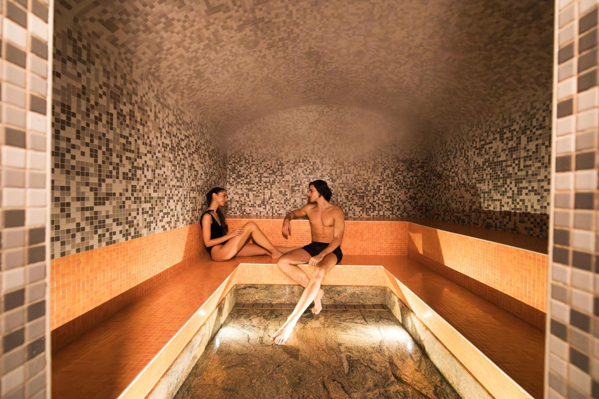 Qc Terme Grand Hotel Bagni Nuovi Bormio Exteriér fotografie A modern spa