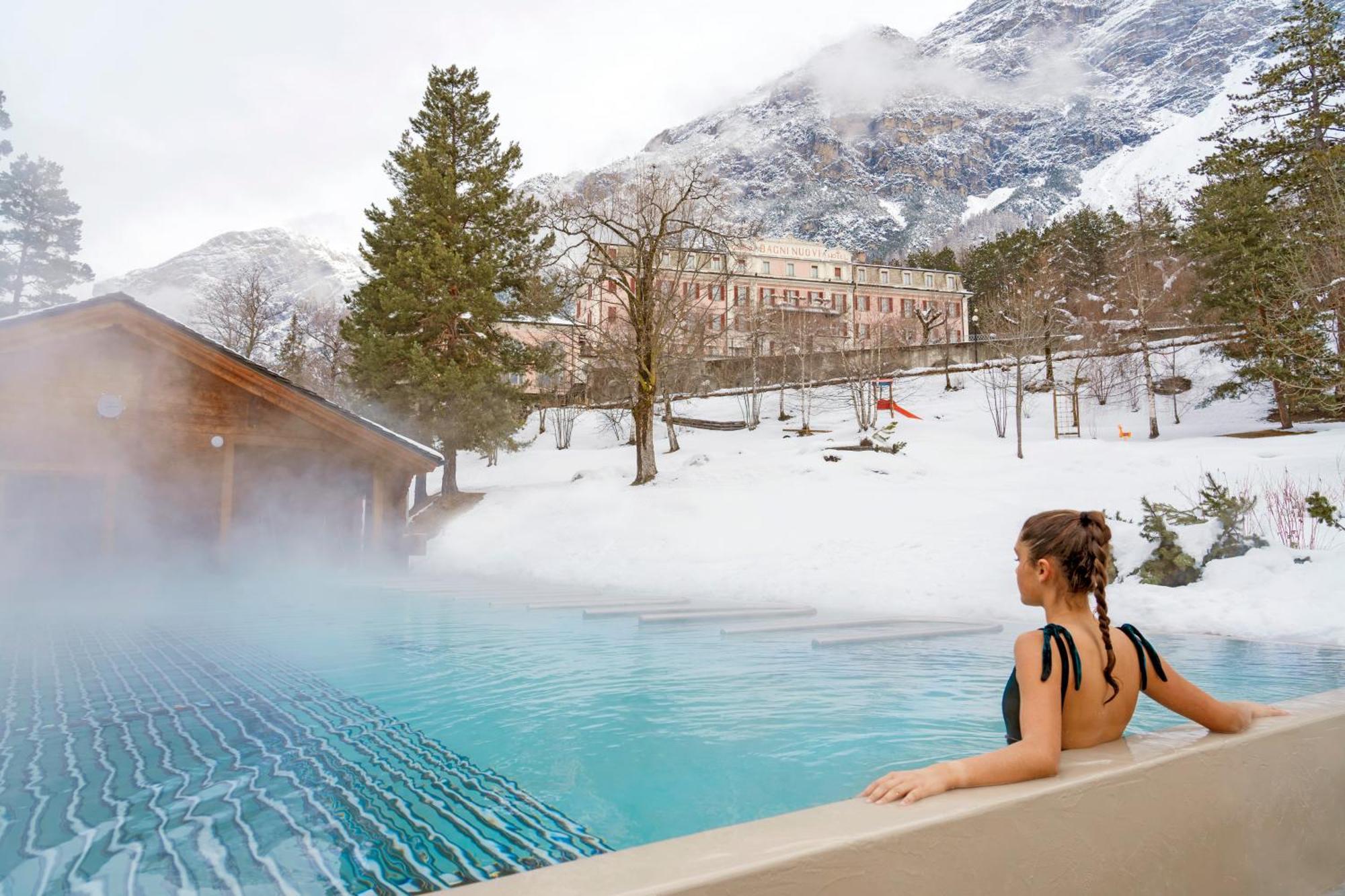 Qc Terme Grand Hotel Bagni Nuovi Bormio Exteriér fotografie The outdoor thermal pool at the Grand Hotel Kronos