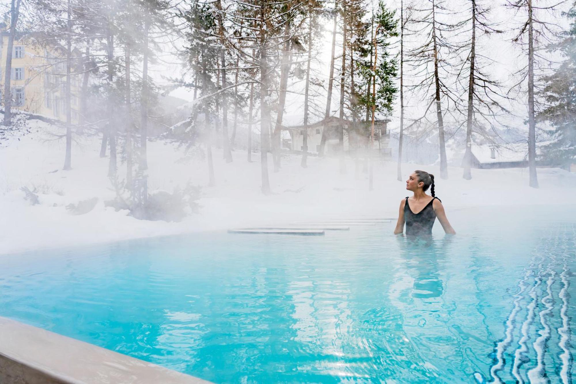 Qc Terme Grand Hotel Bagni Nuovi Bormio Exteriér fotografie A woman bathing in a thermal pool