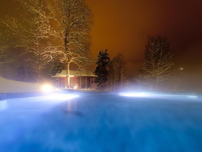 Qc Terme Grand Hotel Bagni Nuovi Bormio Exteriér fotografie The ice rink at night