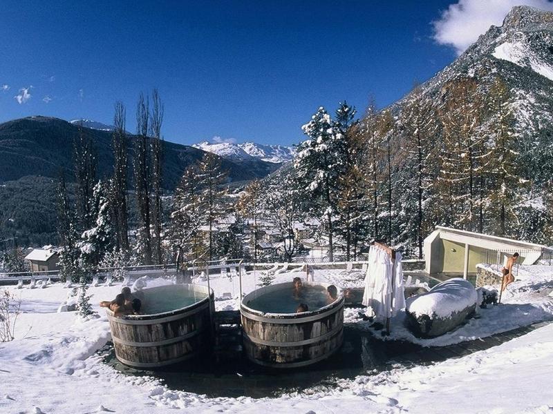 Qc Terme Grand Hotel Bagni Nuovi Bormio Exteriér fotografie Outdoor hot tubs at the resort