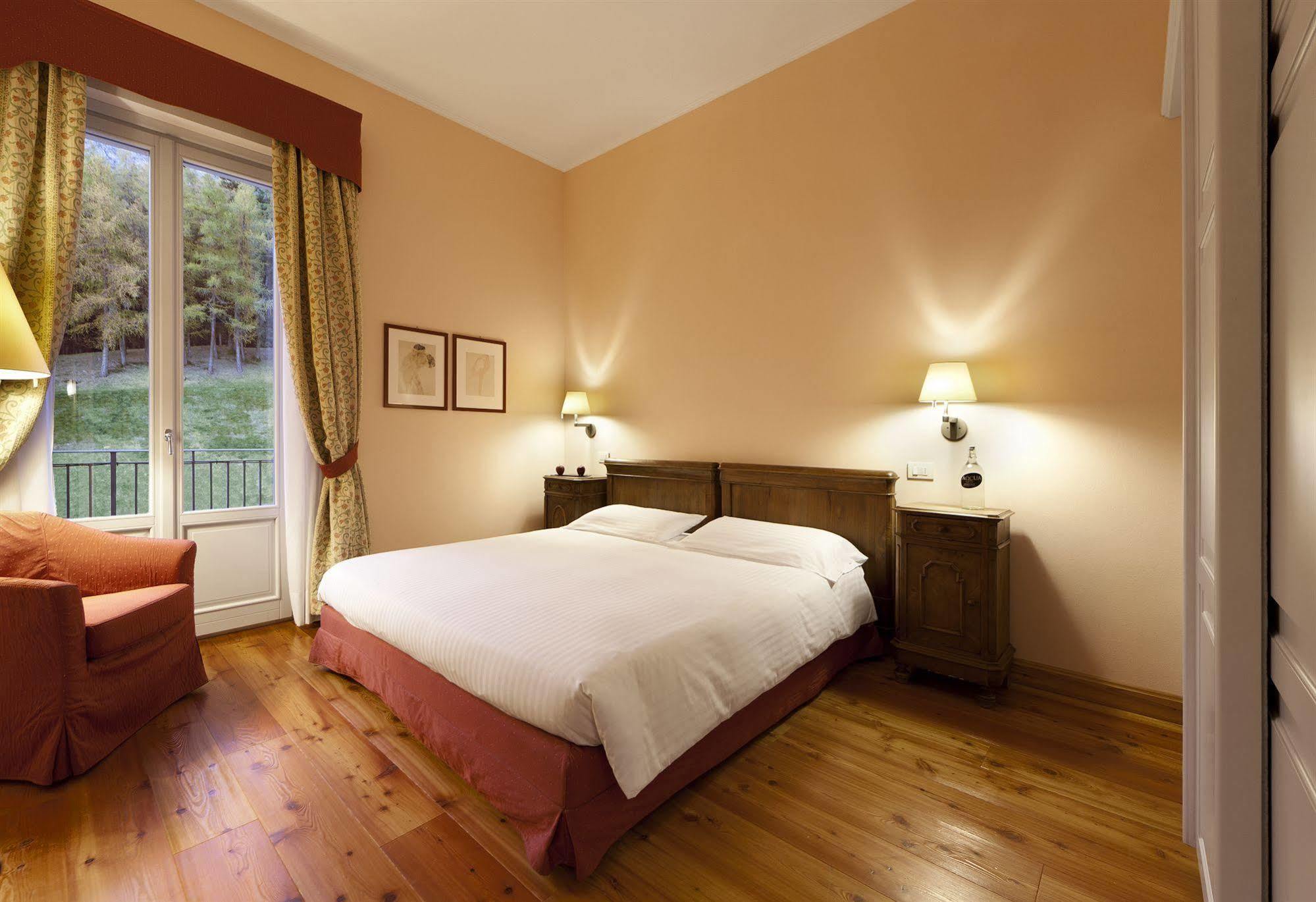 Qc Terme Grand Hotel Bagni Nuovi Bormio Exteriér fotografie A room at the hotel